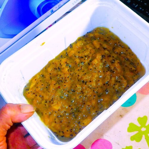 庭のあちこちに散乱したキウイを拾い集める。今年の猛暑の影響なのか。例年になく途中落果するものが多い。そのまま生食するには糖度が低い。でももったいないね、このままでは。ハチミツをたっぷり入れる。水分の多い果物だから弱火で3時間も煮れば出来上がる。