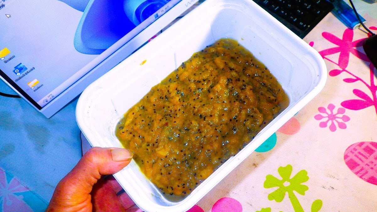 庭のあちこちに散乱したキウイを拾い集める。今年の猛暑の影響なのか。例年になく途中落果するものが多い。そのまま生食するには糖度が低い。でももったいないね、このままでは。ハチミツをたっぷり入れる。水分の多い果物だから弱火で3時間も煮れば出来上がる。