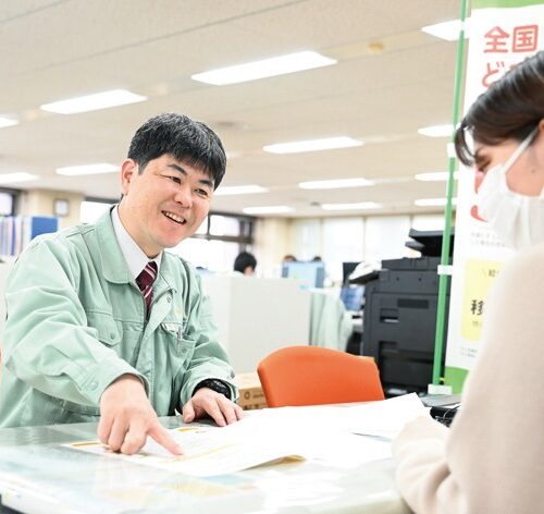 移住を検討している人、物件や就職先を探している人など、移・職・住（い・しょく・じゅう）の相談に迅速かつていねいに対応するため、市役所内に「移住・定住サポートセン ター」を開設（宮崎県都城市）