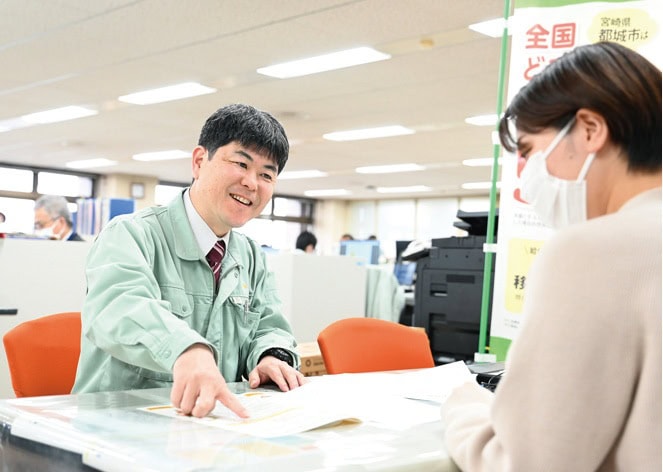 移住を検討している人、物件や就職先を探している人など、移・職・住（い・しょく・じゅう）の相談に迅速かつていねいに対応するため、市役所内に「移住・定住サポートセンター」を開設（宮崎県都城市）