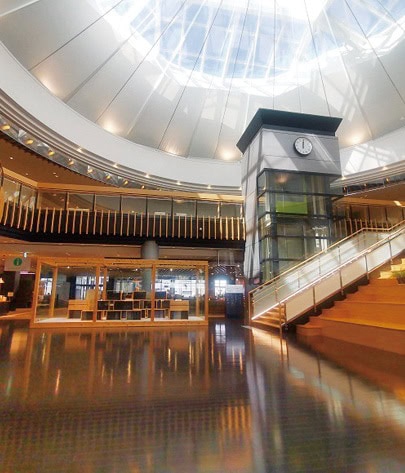 商業施設をリノベーションした都城市立図書館。子育て支援センターなどもある（宮崎県都城市）
