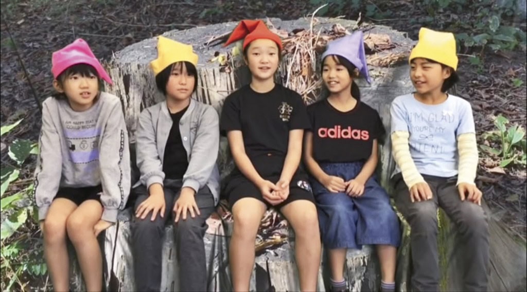 自ら脚本を書き、撮影・編集・衣装まで役割を分担し、森の大切さをテーマにした映画をつくり上げた。