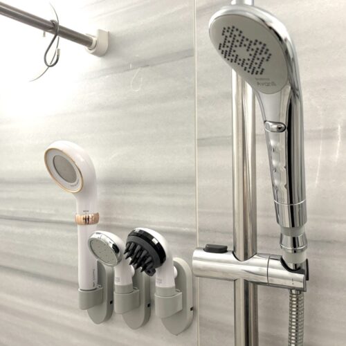 佐藤さんは自宅で4つ使い分けている。使い分け用のヘッドは壁面に設置でき、スタイリッシュ。