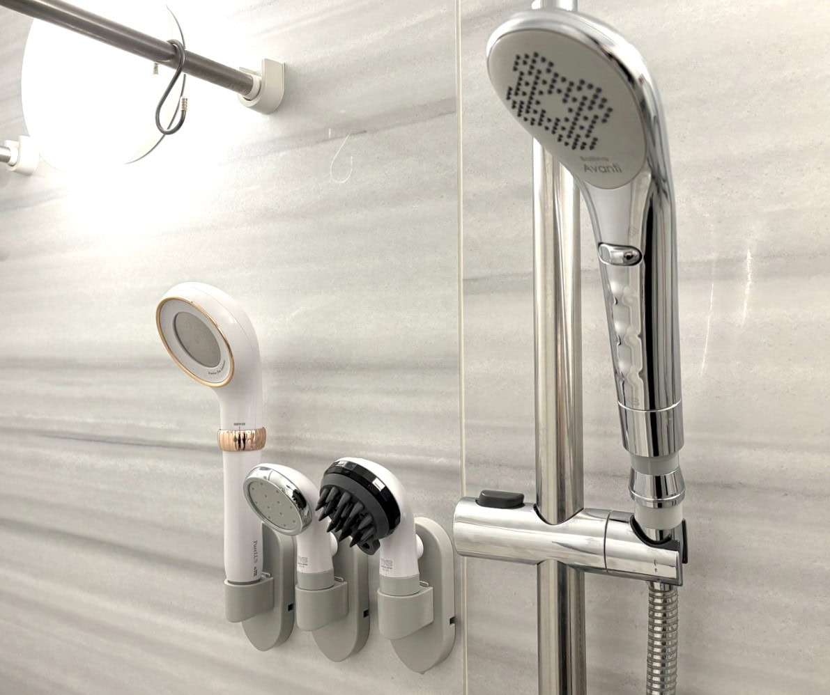 佐藤さんは自宅で4つ使い分けている。使い分け用のヘッドは壁面に設置でき、スタイリッシュ。