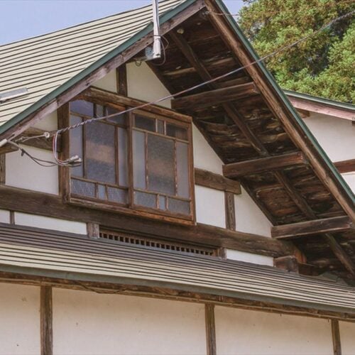 田園風景のなかに立つ築104年のレトロな家。土間付き倉庫や広い屋根裏あり【山形県大江町】自然と文化に触れながら、四季折々の楽しみや味覚を満喫