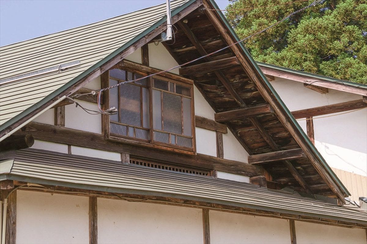 山形県大江町の物件。レトロなデザインの屋根裏窓