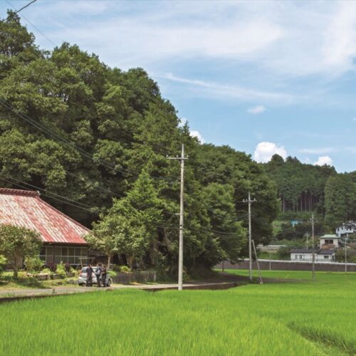 栃木県茂木町の里山風景のなかにある古民家