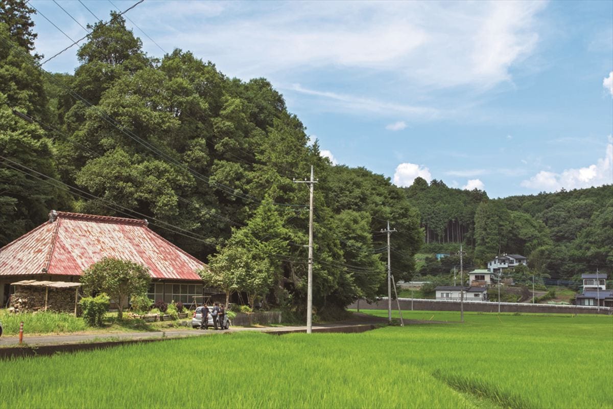栃木県茂木町の里山風景のなかにある古民家