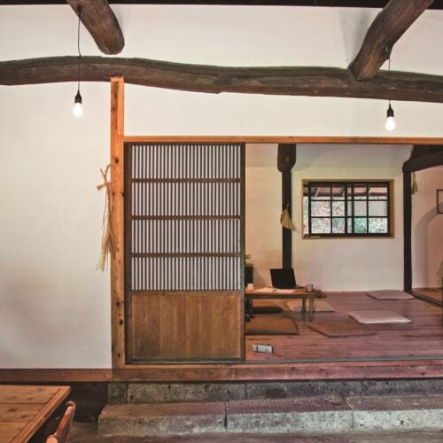 栃木県茂木町の古民家。玄関の土間から居間へと続く