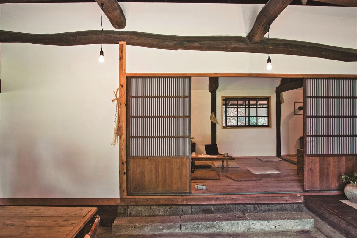 栃木県茂木町の古民家。玄関の土間から居間へと続く