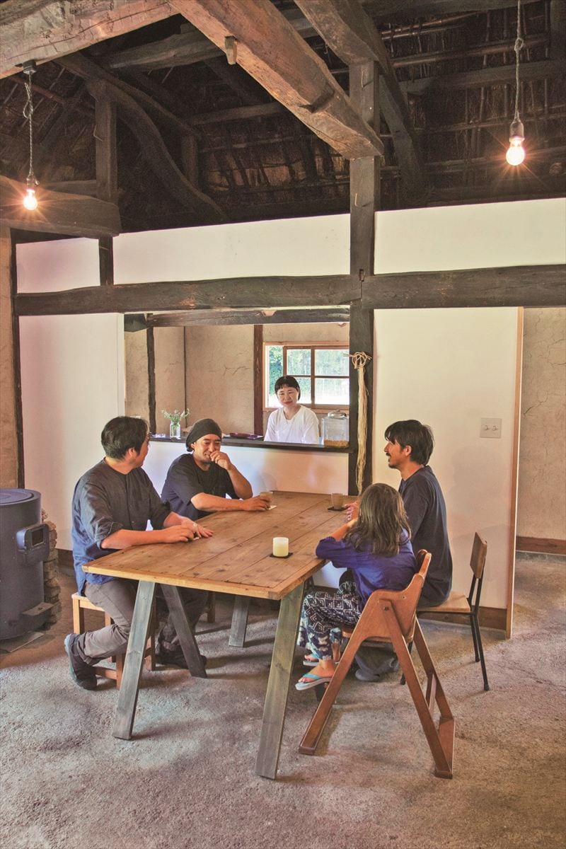 栃木県茂木町の古民家の再生。風が通る土間は自然素材に囲まれたすがすがしい空間