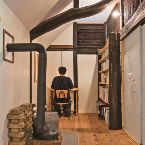 栃木県茂木町の再生した古民家。断熱を施し薪ストーブを設置したリビング兼仕事場