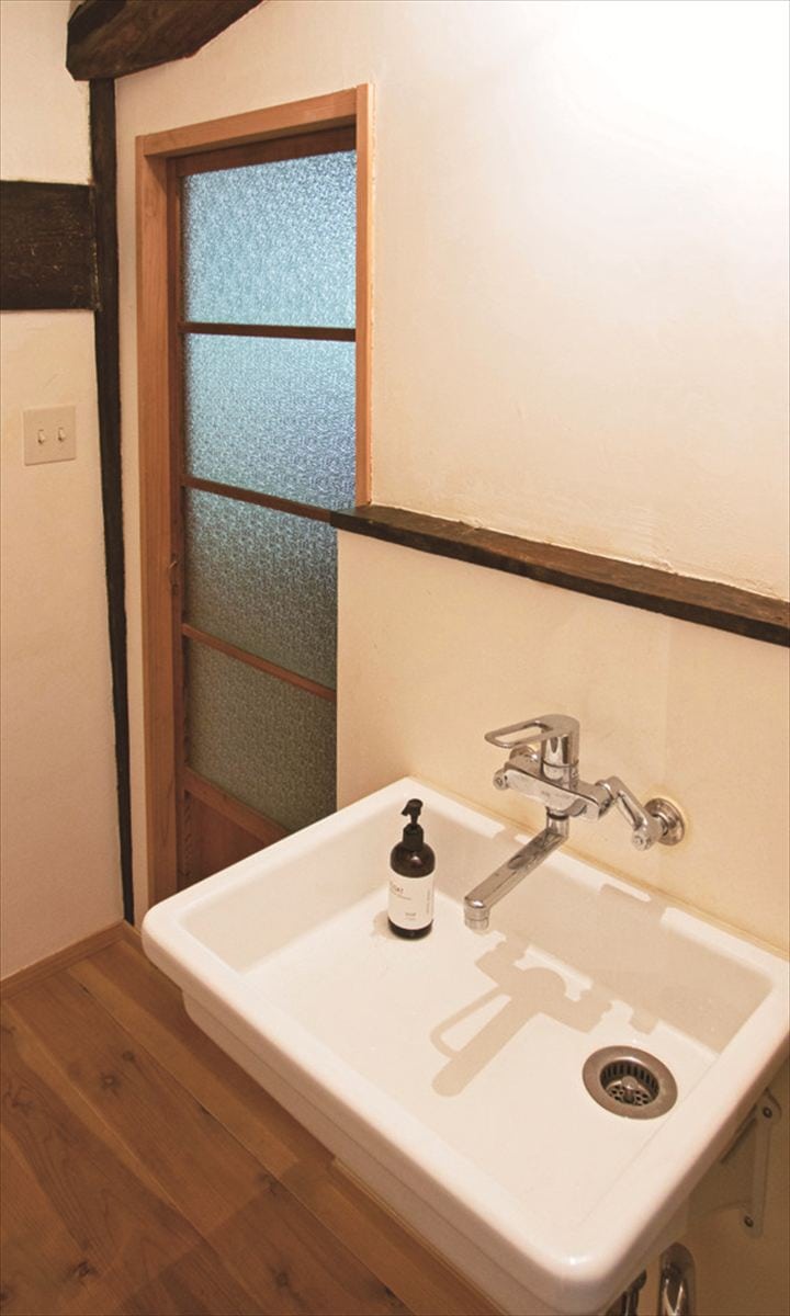 栃木県茂木町の古民家再生。トイレや洗面所などの水回りはプロに任せた