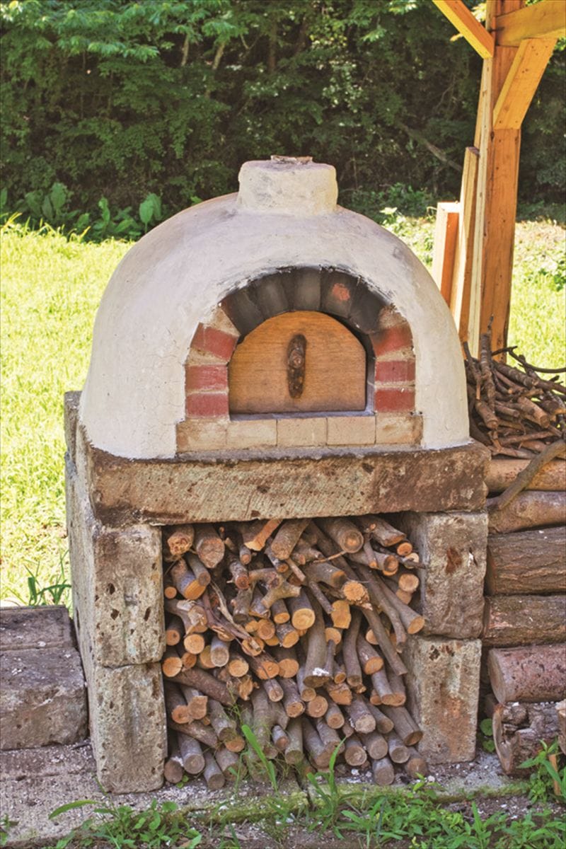 栃木県茂木町の古民家の再生。土壁づくりで残った土からレンガを焼き、ピザ窯も