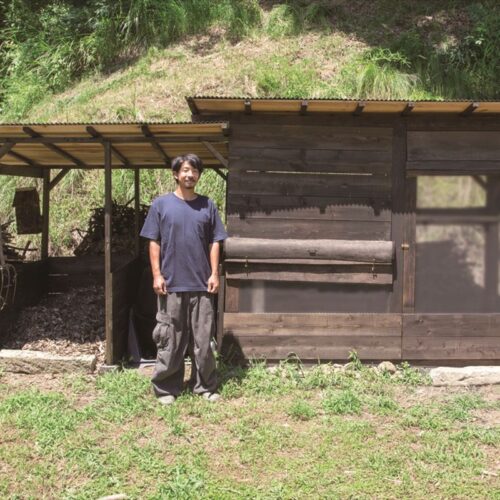 栃木県茂木町の古民家の再生。庭には自作の鶏小屋と堆肥小屋も