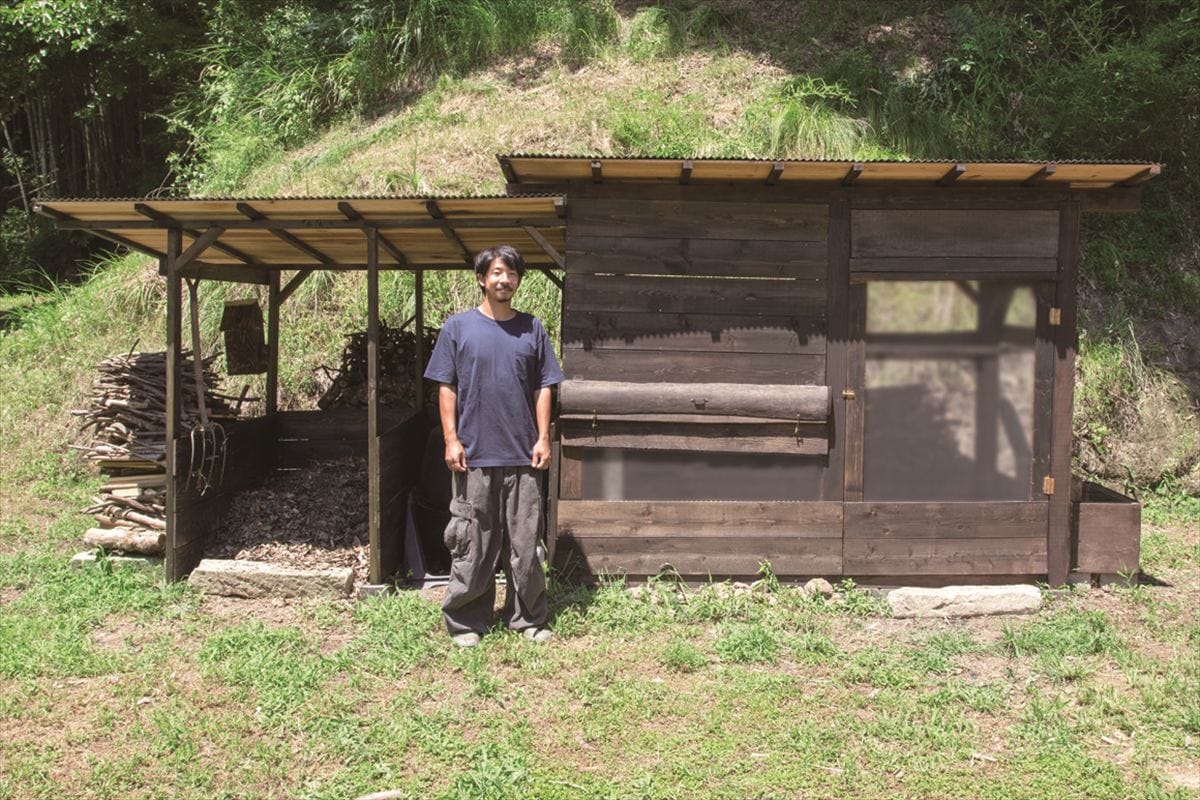 栃木県茂木町の古民家の再生。庭には自作の鶏小屋と堆肥小屋も