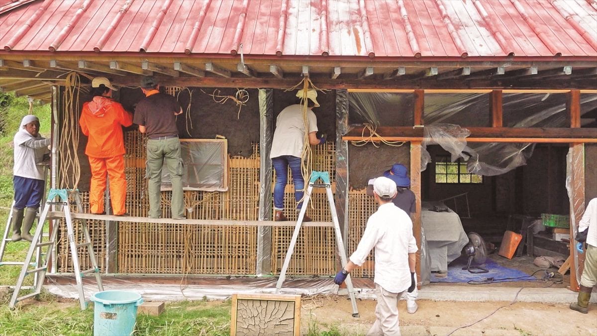 古民家の改修で、土壁のワークショップ