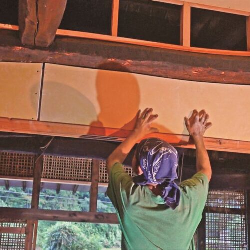 石膏ボードを貼るのも、曲がった梁に合わせる必要がある