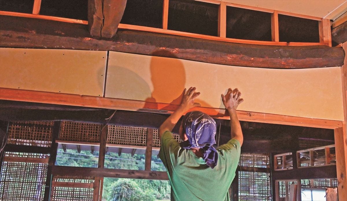 石膏ボードを貼るのも、曲がった梁に合わせる必要がある