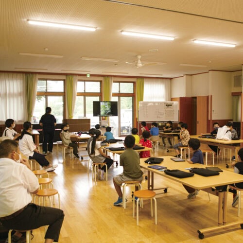 ICTサマーキャンプでは、活動の様子や成果を動画にまとめ、クラウドで共有。さらにモニターを使ったプレゼンテーションまで行う。