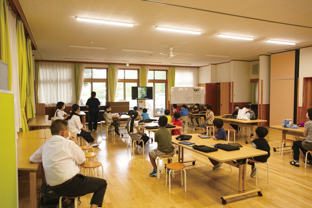 ICTサマーキャンプでは、活動の様子や成果を動画にまとめ、クラウドで共有。さらにモニターを使ったプレゼンテーションまで行う。