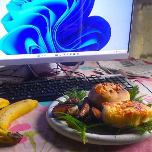 節約生活をしている人の心を傷つけてしまうかもしれないが、力を込めると握りこぶしの中に納まるような安い食パンを僕は食べない。他はケチっても、パン好きの僕は高いが美味しいパンを食べる。