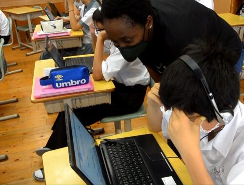 山江村では英語教育にも力を入れ、英検3級取得者はシンガポール語学研修へ。中学生は現地の生徒とオンライン交流も行っている。