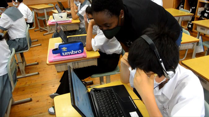 山江村では英語教育にも力を入れ、英検3級取得者はシンガポール語学研修へ。中学生は現地の生徒とオンライン交流も行っている。