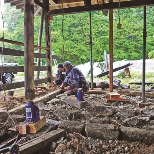 ジャッキアップして各柱のレベルを合わせ、傷んだ土台を交換