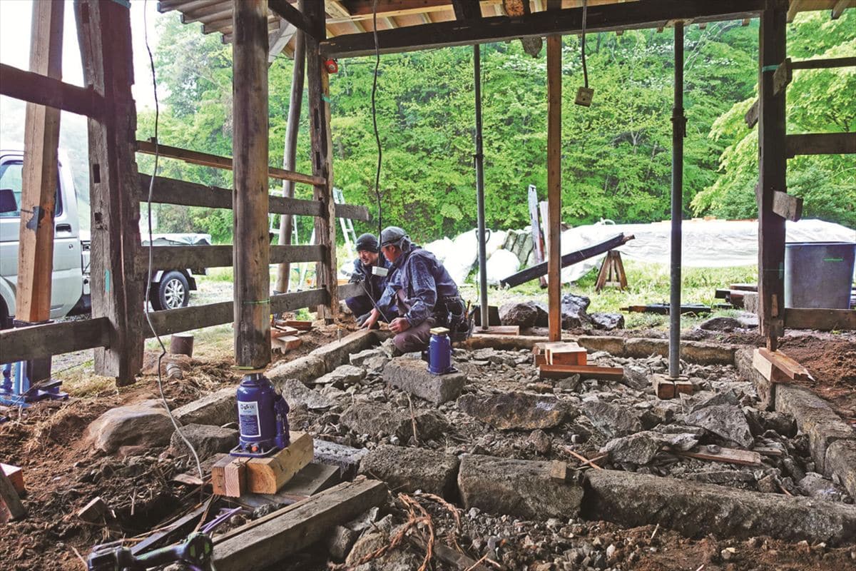 ジャッキアップして各柱のレベルを合わせ、傷んだ土台を交換
