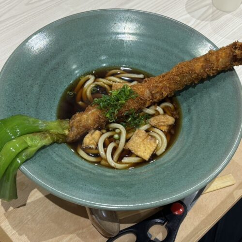 道の駅 おがわまちのねぎを丸ごと豚肉で巻いた“一本カツ”が豪快にのったうどん