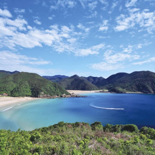 長崎県五島市 長崎空港または福岡空港から飛行機で約40分、長崎港からジェットフォイルで約1時間30分。島々には透明度の高い白砂のビーチが点在。