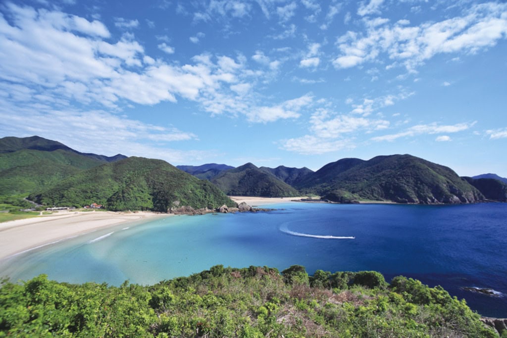 長崎県五島市
長崎空港または福岡空港から飛行機で約40分、長崎港からジェットフォイルで約1時間30分。島々には透明度の高い白砂のビーチが点在。