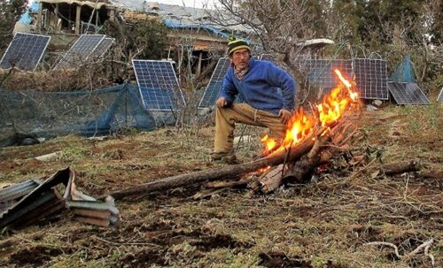 冬になるとあちこち散乱している伐採木や枯草を、畑の肥料作りを兼ね、朝の暖房として焚火をする。