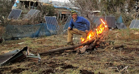 冬になるとあちこち散乱している伐採木や枯草を、畑の肥料作りを兼ね、朝の暖房として焚火をする。