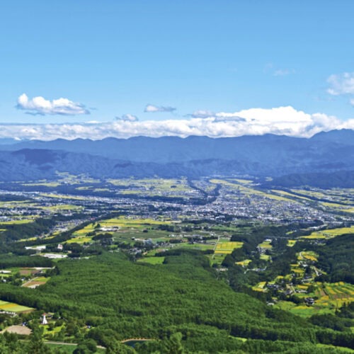 長野県伊那市 長野県南部、2つのアルプスに抱かれた伊那谷にある。豊かな自然を活かした特色ある保育や教育を展開し注目を集め、“教育移住”も増加している。