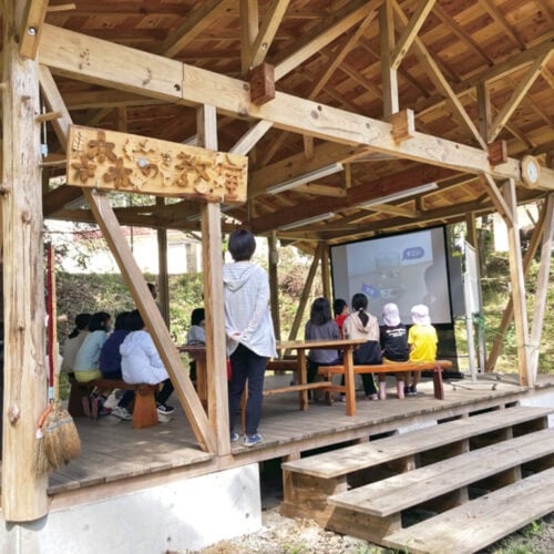 児童や保護者、地域の人たちも参加してつくった「森の教室」。