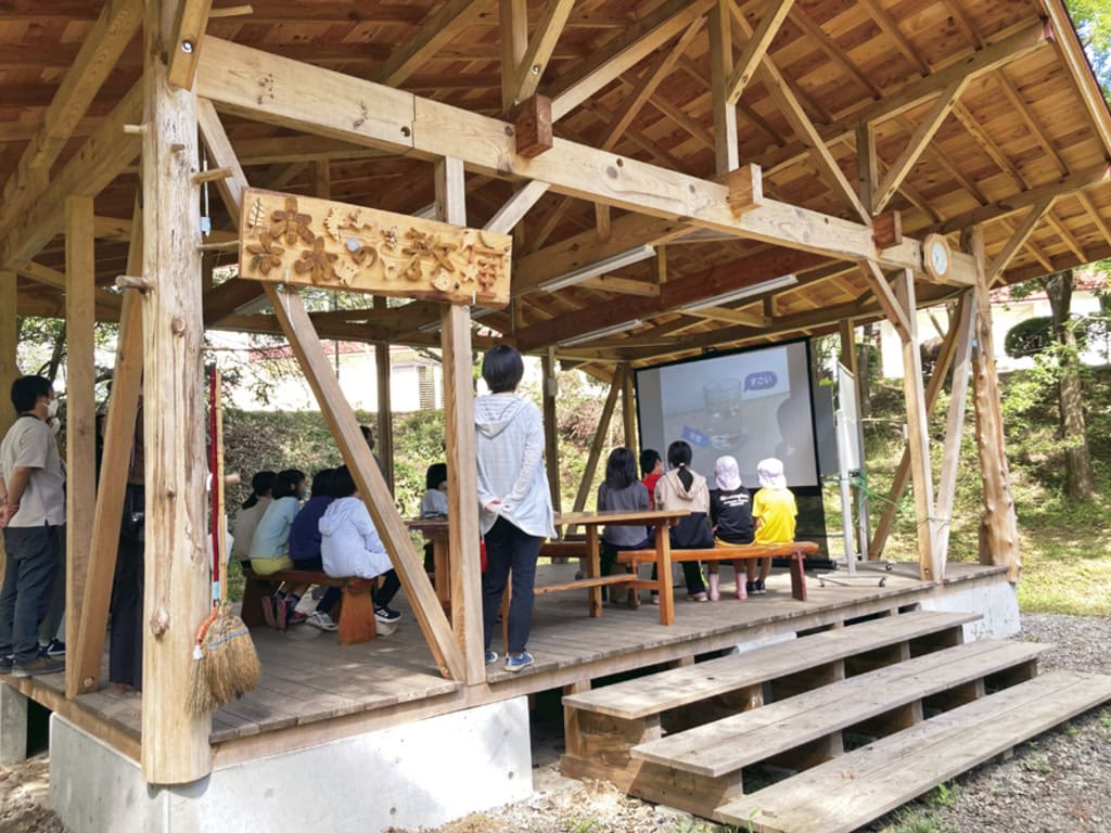 児童や保護者、地域の人たちも参加してつくった「森の教室」。