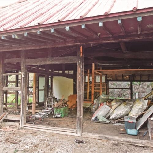 改修を行う西半分の壁や建具を取り払った状態