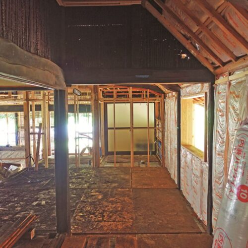 傷みの激しかった北側の下屋は壁をつくり直し、断熱材を入れた