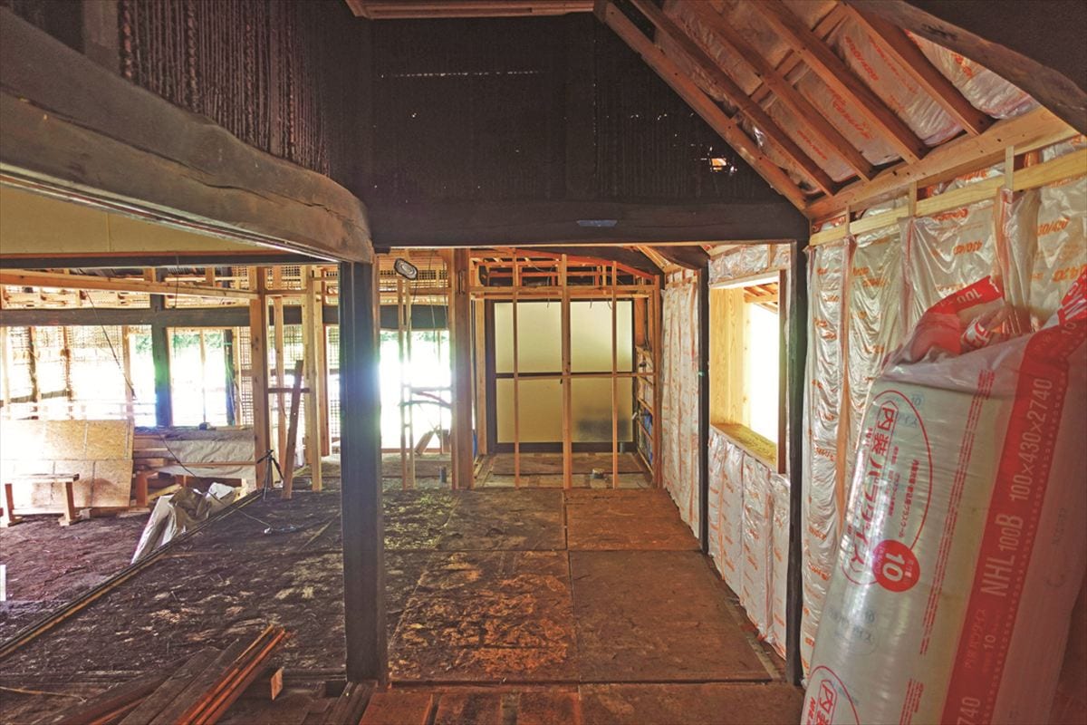 傷みの激しかった北側の下屋は壁をつくり直し、断熱材を入れた