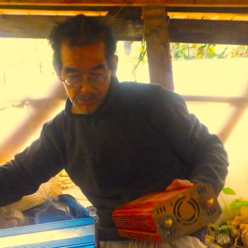 このインバーターはアウトということか。倉庫に入り長く使わなかった別のインバーターに交換してみる。通電するがOUTPUTのランプがつかない。うーん、困ったなあ。