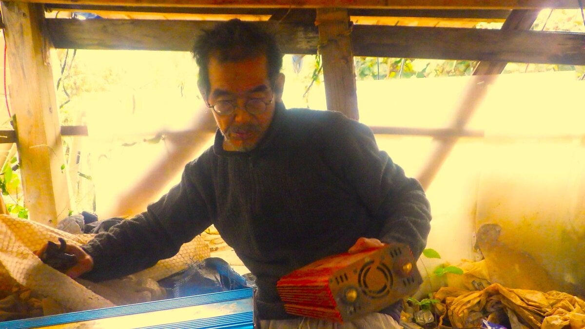 このインバーターはアウトということか。倉庫に入り長く使わなかった別のインバーターに交換してみる。通電するがOUTPUTのランプがつかない。うーん、困ったなあ。