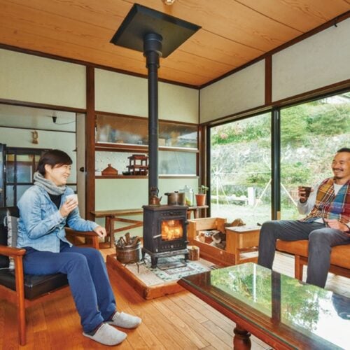 和室の1室をモダンなリビングへ一新。床はクリ材、窓はペアガラスの幅広サッシ にした(大分県九重町)