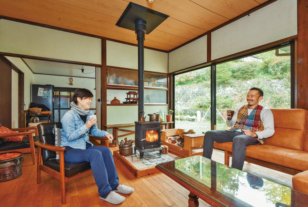 和室の1室をモダンなリビングへ一新。床はクリ材、窓はペアガラスの幅広サッシ
にした(大分県九重町)