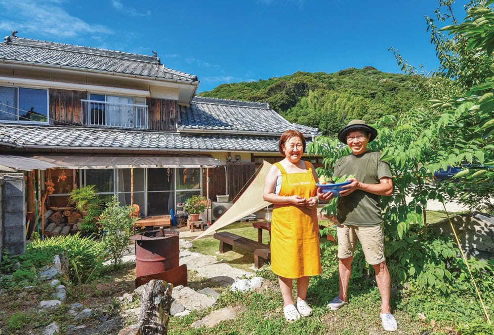 本間さん夫妻は、菜園での野菜づくりと趣味の釣りで自給自足的な生活を満喫中(山口県阿武町)