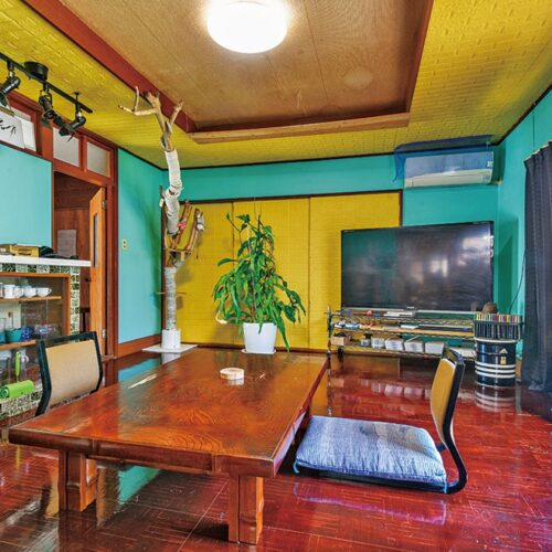 DIYで壁や天井をパステルカラーに仕上げたリビング。床も孝男さんが塗り替えた(山口県阿武町)