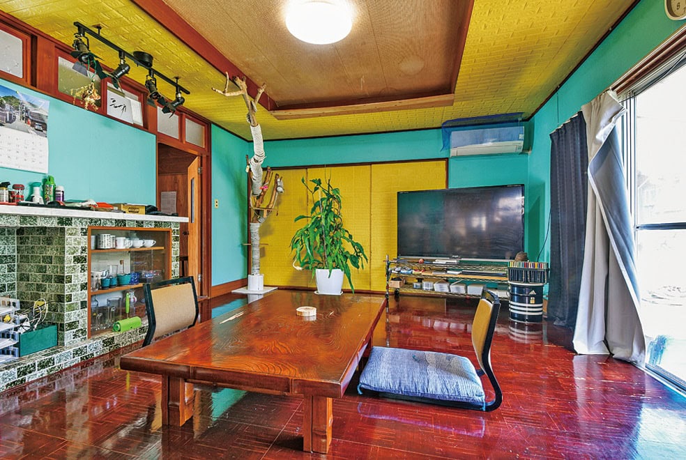 DIYで壁や天井をパステルカラーに仕上げたリビング。床も孝男さんが塗り替えた(山口県阿武町)