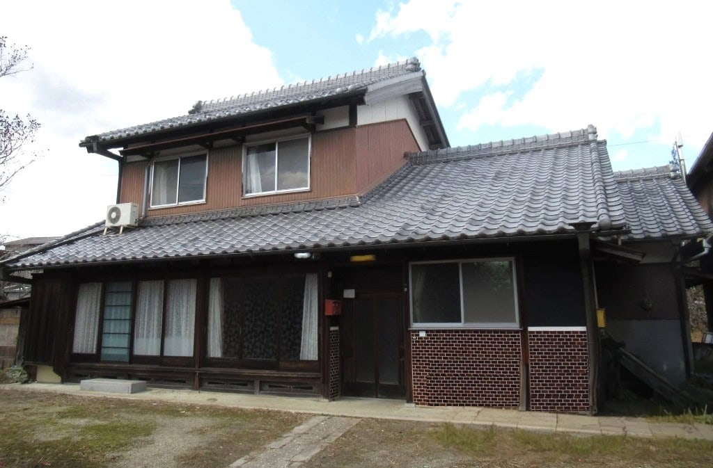 三重県伊賀市の古民家物件の外観。