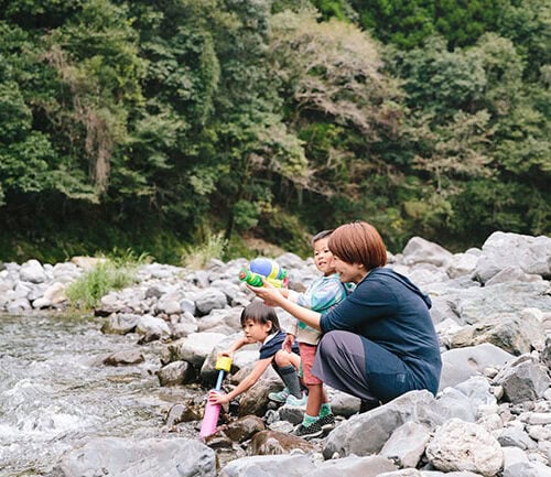 熊本県山江村 熊本県南部の中核都市である人吉市に隣接する山江村。教育環境の充実と手厚い子育て支援制度が魅力となり、子育て世帯の移住者が増えている。